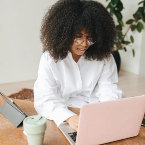 Remote Independent Contractor Jobs That Can Help You Earn an Extra $1,000+ per Month (Beginner-Friendly & Legit)